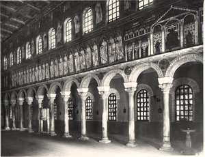 Interieur van het schip met mozaïeken die de Processie van de Martelaren afbeelden door Byzantine School